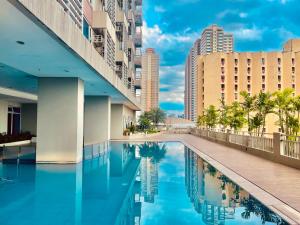 Bazén v ubytování Condo in Ermita near UP-PGH, St Lukes & US Embassy nebo v jeho okolí