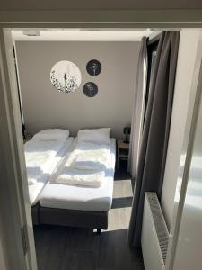 two twin beds in a small room with at Exklusives Chalet am Veluwemeer im Europacs Bad Hoophiuzen in Hulshorst