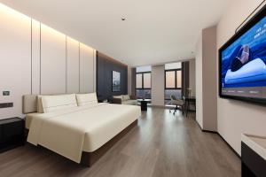 TV a/nebo společenská místnost v ubytování Atour Hotel Nantong Development Zone Aeon Mall