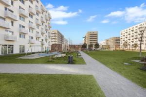 einen Park mit Spielplatz vor einem Gebäude in der Unterkunft Brand New, Cozy Free parking apartment in Bratislava