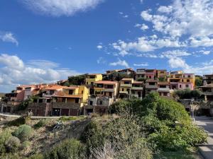 eine Gruppe von Häusern auf einem Hügel in der Unterkunft Casa Margot Costa Verde Sardinia in Torre Dei Corsari