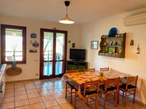 ein Esszimmer mit Tisch und Stühlen in der Unterkunft Casa Margot Costa Verde Sardinia in Torre Dei Corsari