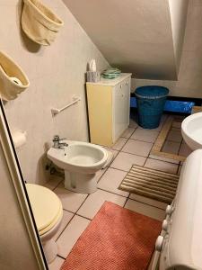 ein Badezimmer mit Toilette und Waschbecken in der Unterkunft Casa Margot Costa Verde Sardinia in Torre Dei Corsari + 39 Fotos