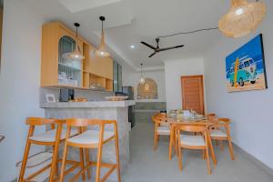 a kitchen and dining room with a table and chairs at Casa Dissa in Canggu