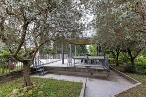 a picnic table in a park with a tree at Camere Amè in Peschiera del Garda