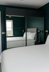 Postel nebo postele na pokoji v ubytování SeaScape Annalong