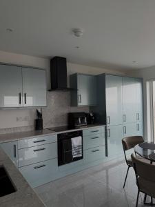 Kuchyň nebo kuchyňský kout v ubytování SeaScape Annalong