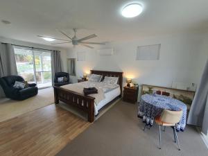 Ένα ή περισσότερα κρεβάτια σε δωμάτιο στο Eddies Beach Farm - King Bed - Room