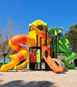 カザル・ボルセッティにあるRomea Family Campingの砂滑り台付き遊び場