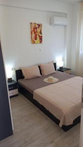a bedroom with a large bed with at Морска къща ИРИДА in Ofrínion