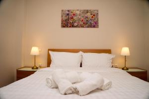 Postel nebo postele na pokoji v ubytování Unlimited view - elegant apt 59 m2 w 37 m2 balc w prk