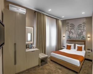 Postel nebo postele na pokoji v ubytování Nizami Central Park Hotel