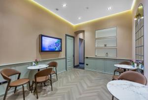 TV a/nebo společenská místnost v ubytování Nizami Central Park Hotel