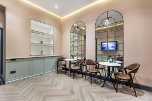 TV a/nebo společenská místnost v ubytování Nizami Central Park Hotel