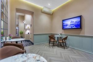 TV a/nebo společenská místnost v ubytování Nizami Central Park Hotel