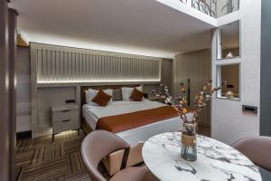 Postel nebo postele na pokoji v ubytování Nizami Central Park Hotel