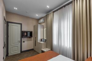 Postel nebo postele na pokoji v ubytování Nizami Central Park Hotel