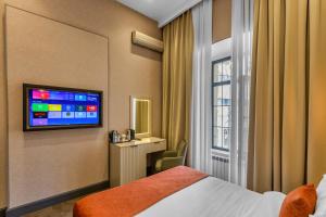Postel nebo postele na pokoji v ubytování Nizami Central Park Hotel
