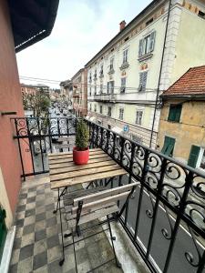 a balcony with a wooden bench and a potted plant at Casa Rebecca in Busalla
