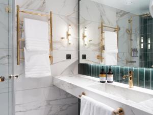 un bagno con lavandino e specchio di Elite Hotel Frost - Hotel & Spa a Kiruna
