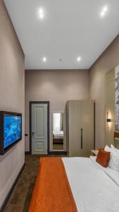 Postel nebo postele na pokoji v ubytování Nizami Central Park Hotel
