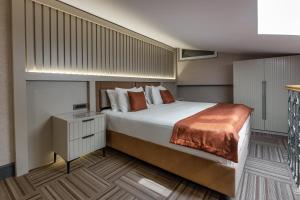 Postel nebo postele na pokoji v ubytování Nizami Central Park Hotel