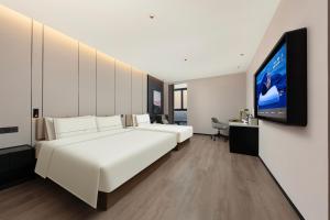 Postel nebo postele na pokoji v ubytování Atour Hotel Nantong Development Zone Aeon Mall
