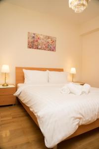 Postel nebo postele na pokoji v ubytování Unlimited view - elegant apt 59 m2 w 37 m2 balc w prk