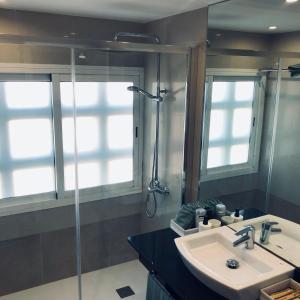 Łazienka w obiekcie Apartamento Superior Alay en Puerto Marina playa