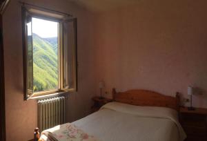 um quarto com uma cama e uma janela em Albergo Ristorante La Selva em Orsigna