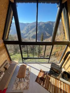 O vedere generală la munți sau o vedere la munte luată de la acest aparthotel