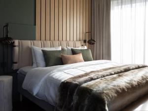 una camera da letto con un letto grande con una grande finestra di Elite Hotel Frost - Hotel & Spa a Kiruna