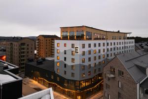 una vista sul soffitto di un edificio in una città di Elite Hotel Frost - Hotel & Spa a Kiruna