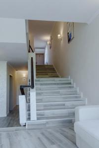 アルバナシにあるХотел Арбанашко селоの白い階段のある建物の階段 +38枚の写真