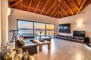 Televízia a/alebo spoločenská miestnosť v ubytovaní Sea Whisper Villa Peloponnese