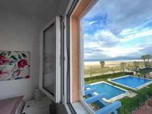 Bazén v ubytovaní Duplex Surla Pájaro vistas al mar alebo v jeho blízkosti