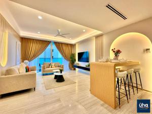 Kampong BaharuPine Tree Suites by RR JBcity的客厅设有酒吧、沙发和桌子