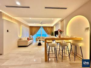 Kampong BaharuPine Tree Suites by RR JBcity的带桌椅和沙发的客厅