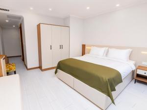 Postel nebo postele na pokoji v ubytování Quinnova Hotel