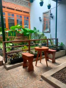 una mesa y dos bancos frente a un edificio en Paviliun Omah Ndanu, en Yogyakarta