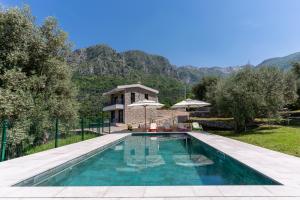 巴尔Family House Giardino Verde的房子前面的游泳池