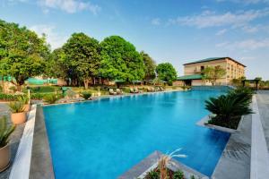 Бассейн в Debu's The Fern Resort & Spa, Jim Corbett, Series by Marriott или поблизости