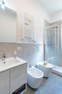 Un baño con lavabo, ducha e inodoro. en Vatican Essence, en Roma 22 fotos más