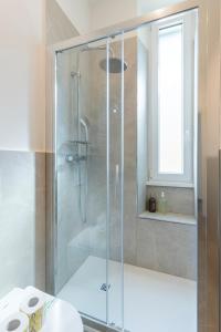 una ducha con puerta de cristal en un baño en Vatican Essence, en Roma