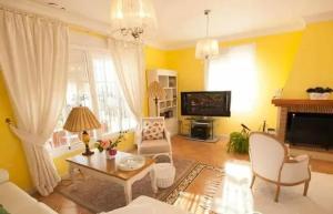 TV a/nebo společenská místnost v ubytování Elegant Villa in Algar with Private Pool