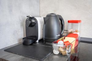 una cafetera sentada en un mostrador junto a una batidora en Vatican Essence, en Roma