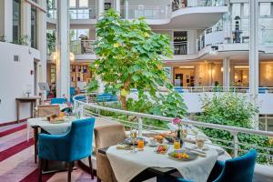 Jídlo v hotelu nebo okolí + 37 fotografií