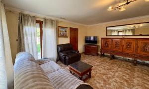 un salon avec un canapé et une chaise dans l'établissement Villa familiale piscine privée 6 personnes Proche plage 6PC7, à Saint-Laurent-de-la-Salanque