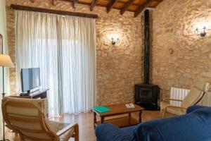 TV a/nebo společenská místnost v ubytování Apartamentos rurales La Alquería del Pilar
