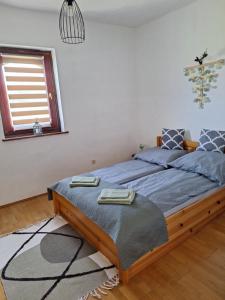 a bedroom with a bed with two towels on it at Mi Kis Lakunk - szállás&dézsa a szőlőhegyen in Várdomb